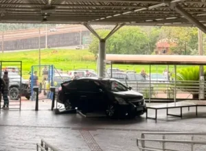 Perseguição termina com suspeito morto após carro invadir faculdade no Paraná