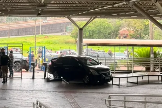 Perseguição termina com suspeito morto após carro invadir faculdade no Paraná