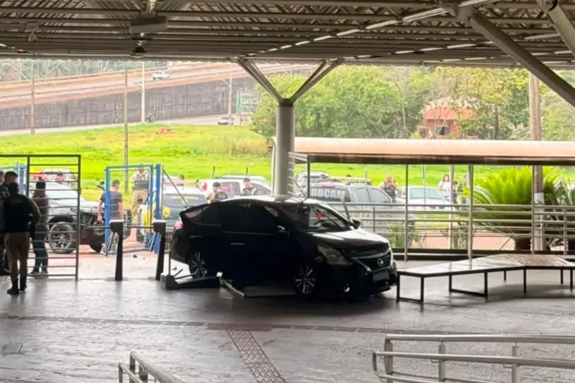 Perseguição termina com suspeito morto após carro invadir faculdade no Paraná