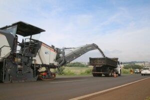 Serviços de manutenção na PR-323.