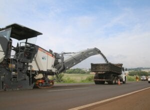 Serviços de manutenção na PR-323.