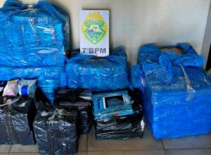 PM apreende veículo e mercadorias contrabandeadas após abordagem na PR-180