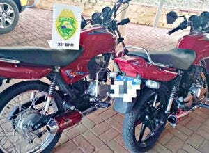 PM apreende motos após flagrar adolescentes em racha no interior de Pérola
