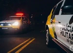 Duas viaturas da Polícia Militar.