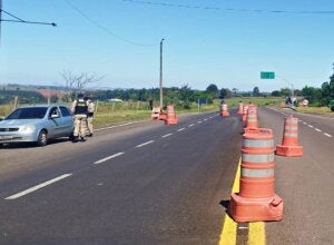 Polícia Militar de Iporã faz abordagem e fiscalização de veículos na PR-323