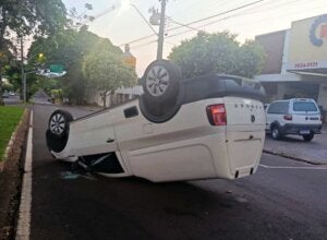 Polícia Militar registra capotamento de carro na avenida Portugal