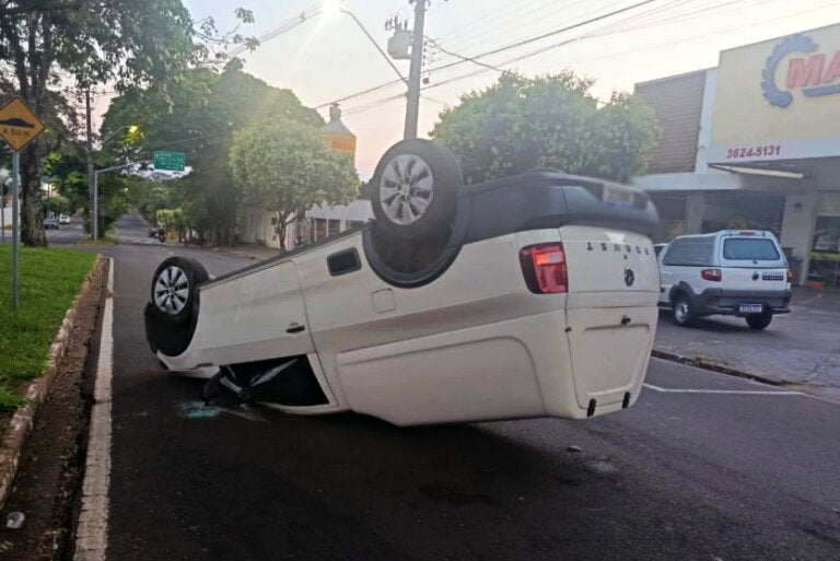 Polícia Militar registra capotamento de carro na avenida Portugal