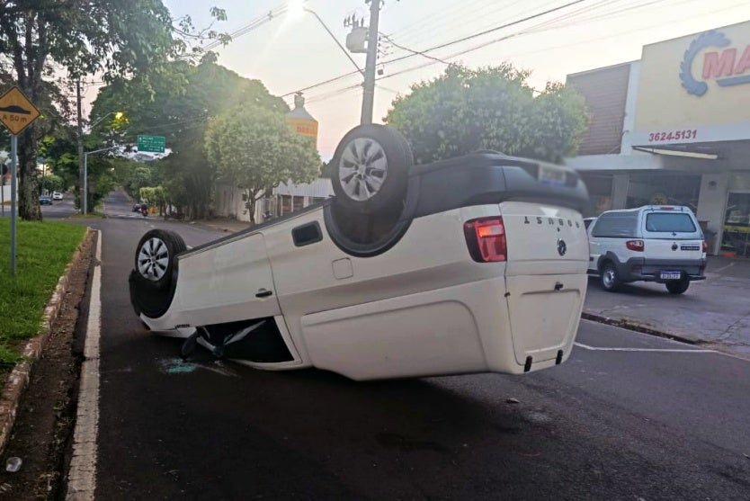 Polícia Militar registra capotamento de carro na avenida Portugal