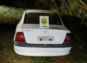 Polícia recupera veículo com registro de furto abandonado em área rural de Goioerê