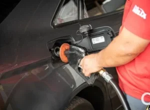 Frentista abastecendo automóvel.