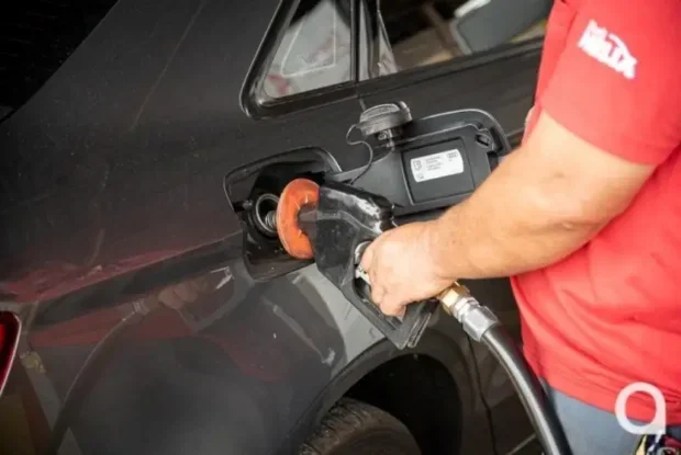 Frentista abastecendo automóvel.