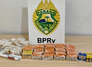 PRE apreende remédios emagrecedores após abordar dupla de moto na PR-182
