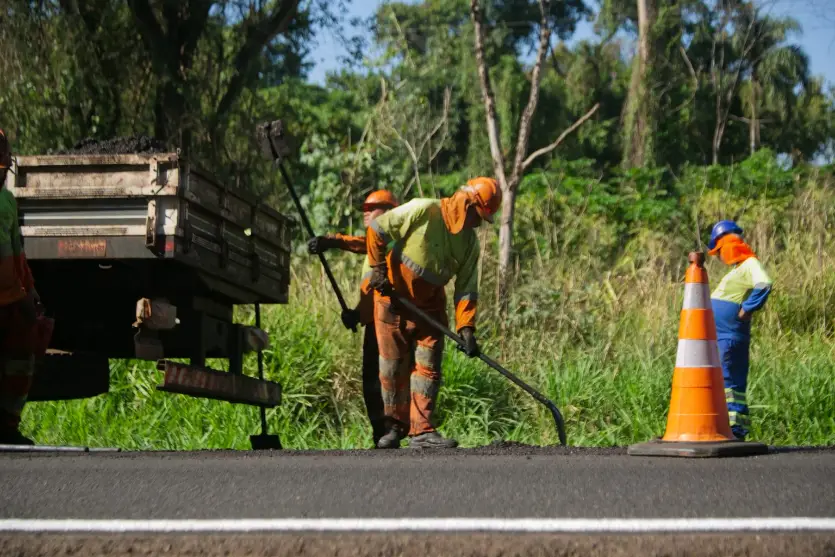 PR-323 e BR-272 têm obras e serviços de conservação nesta segunda; confira