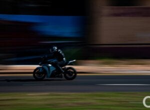 Condutor em motocicleta.