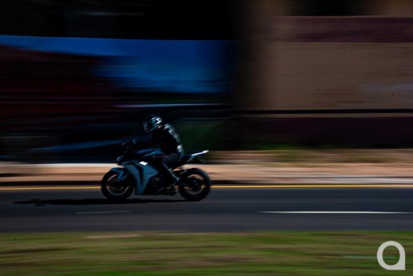 Condutor em motocicleta.