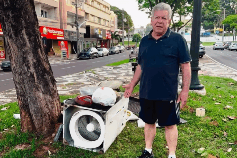Prefeito flagra descarte de lixo na principal avenida de Umuarama e cobra conscientização