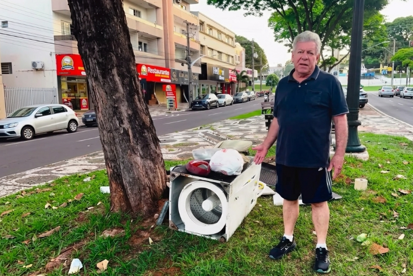 Prefeito flagra descarte de lixo na principal avenida de Umuarama e cobra conscientização