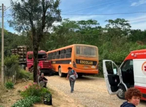 PRF faz resgate aéreo de motorista após colisão entre caminhão e ônibus escolar; vídeo