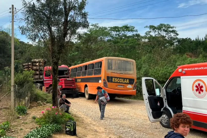 PRF faz resgate aéreo de motorista após colisão entre caminhão e ônibus escolar; vídeo