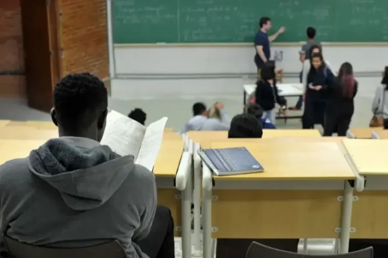 Aluno em sala de aula de universidade.