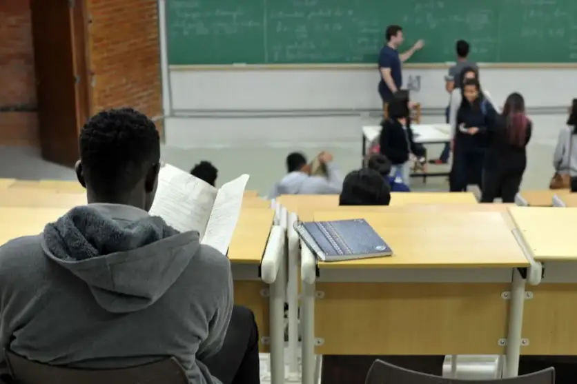 Aluno em sala de aula de universidade.