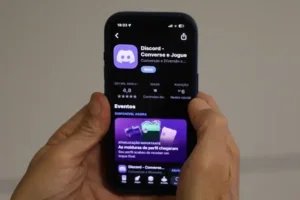 Celular com a tela de instalação do aplicativo Discord.