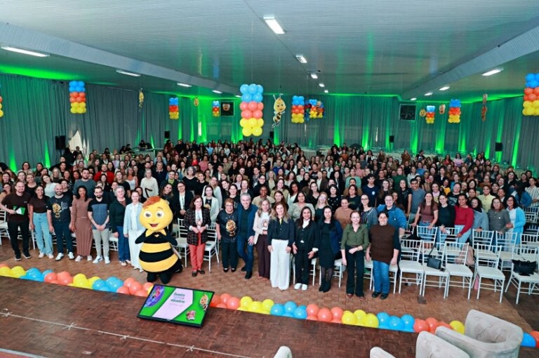 Sicredi debate saúde emocional docente e educação em encontro com 1,1 mil professores