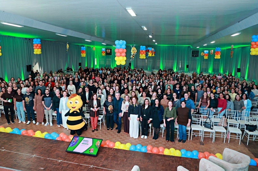 Sicredi debate saúde emocional docente e educação em encontro com 1,1 mil professores