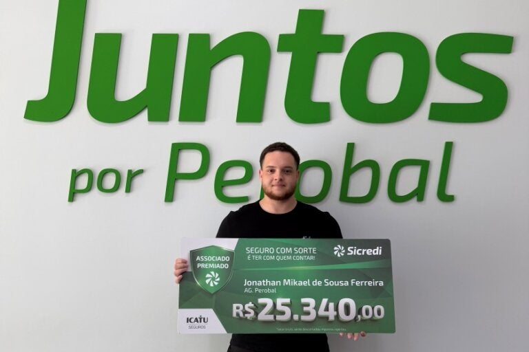 Sicredi entrega prêmio de seguro de vida a associado de Perobal