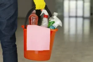 Balde com produtos de limpeza.