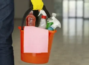 Balde com produtos de limpeza.