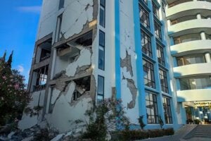 Construção danificada após terremoto na Indonésia.