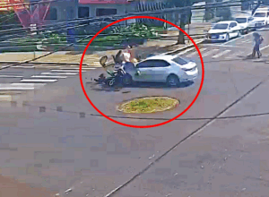 Adolescentes de moto ficam feridas após acidente em Umuarama; vídeo mostra colisão