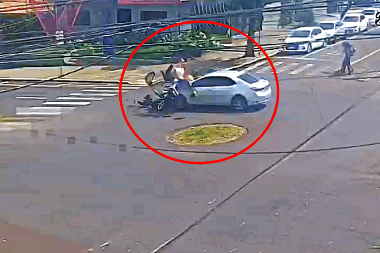 Adolescentes de moto ficam feridas após acidente em Umuarama; vídeo mostra colisão