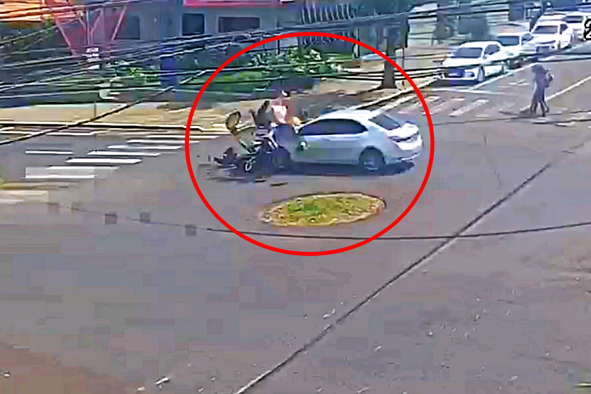 Adolescentes de moto ficam feridas após acidente em Umuarama; vídeo mostra colisão