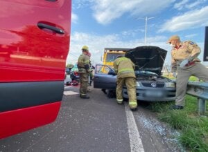 Equipes socorrem idoso ferido e preso em veículo após colisão na PR-323, em Umuarama