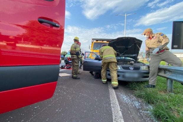 Equipes socorrem idoso ferido e preso em veículo após colisão na PR-323, em Umuarama