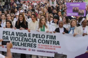 Mulheres participando da caninhada contra o feminícidio.