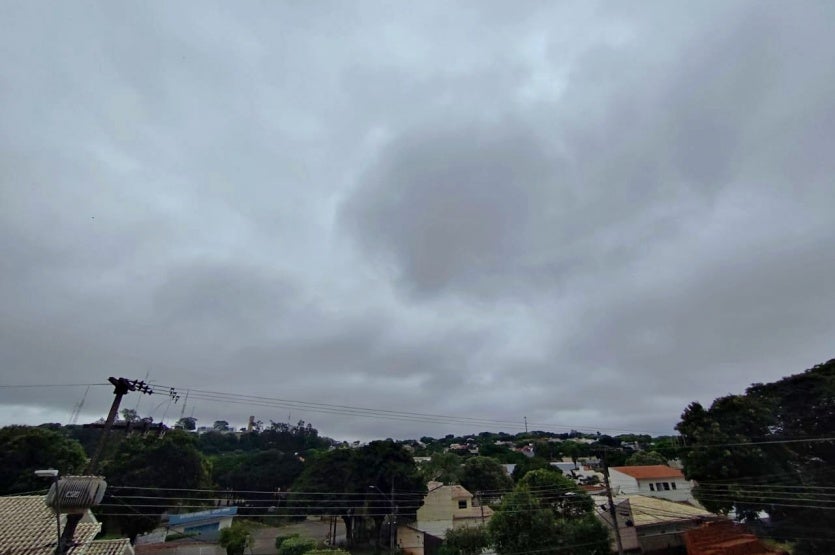 Umuarama tem céu com muitas nuvens e previsão indica que há possibilidade de chuva