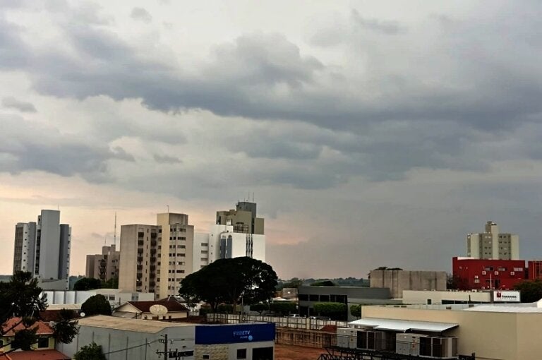 Umuarama tem dois alertas de temporais do Inmet e um da Defesa Civil nesta segunda