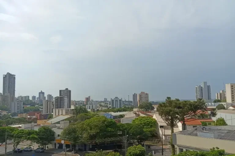 Umuarama terá domingo de calor e chuva, com máxima de 33°C