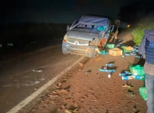 Van com contrabando capota após tentativa de fuga na BR-163; vídeo