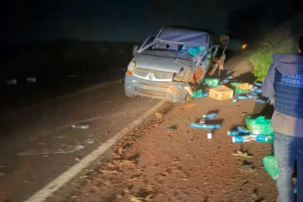 Van com contrabando capota após tentativa de fuga na BR-163; vídeo