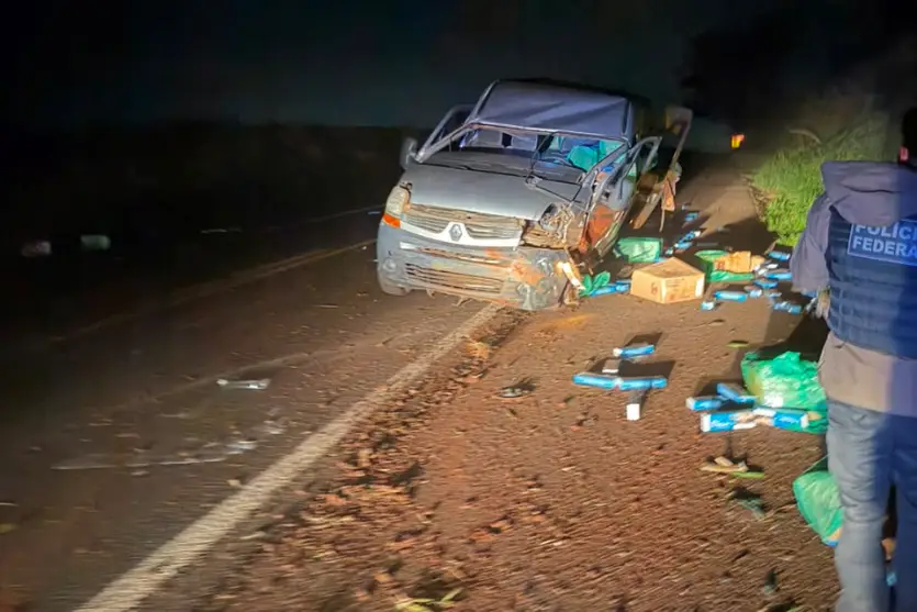 Van com contrabando capota após tentativa de fuga na BR-163; vídeo