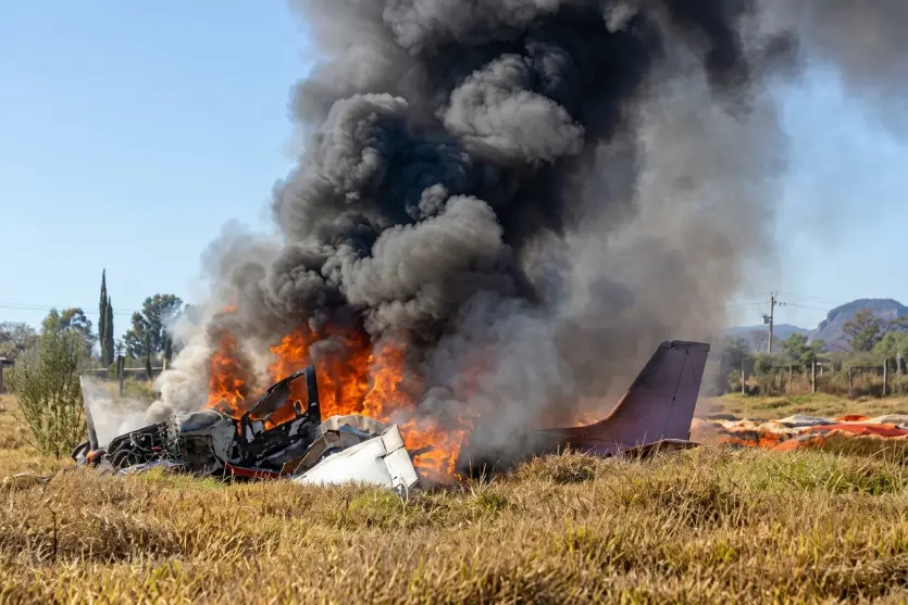 Veja o vídeo: avião pega fogo e cai em área de mata em Minas Gerais