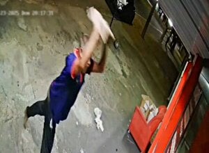 Vídeo mostra homem usando pedra para tentar estourar porta e furtar empresa em Umuarama