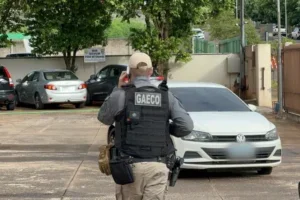 Agente do Gaeco visto de costas.