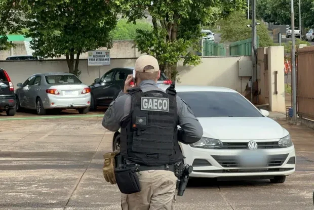 Agente do Gaeco visto de costas.