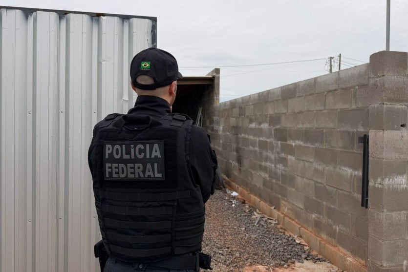 Policial federal durante ação.