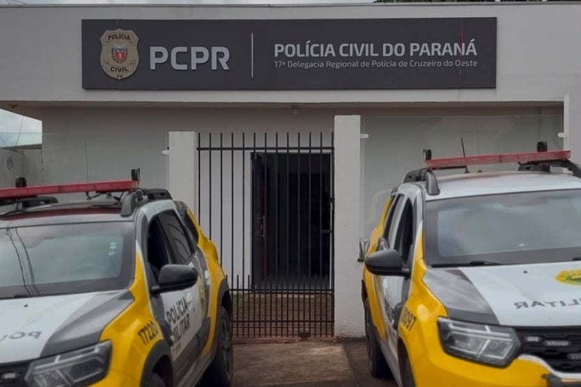 Viaturas da PM em frente à Delegacia de Cruzeiro do Oeste.